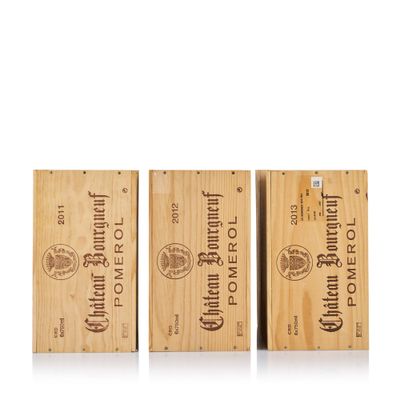 trois caisses en bois sur lesquelles figurent différents types de vin