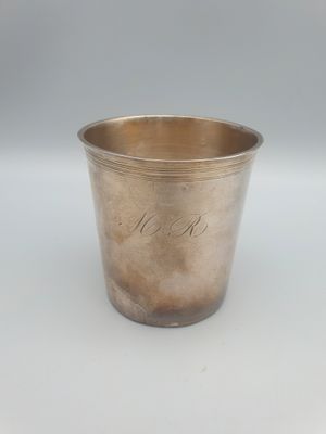 une coupe ancienne en argent portant une inscription avec un monogramme