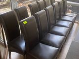 beaucoup de fauteuils en cuir noir dans une pièce