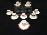 un grand nombre de tasses et de soucoupes sur une table