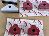 deux morceaux de métal sont posés sur une feuille de papier