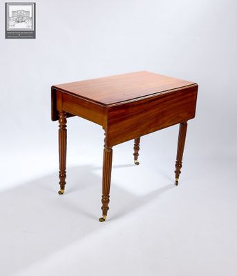 une petite table avec un abattant sur le plateau