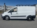 la photo d'une camionnette blanche garée sur un parking