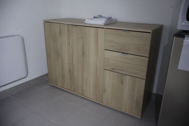 Buffet bas en bois mélaminé chêne clair ouvrant à trois portes et...
