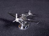 un petit avion posé sur une surface noire