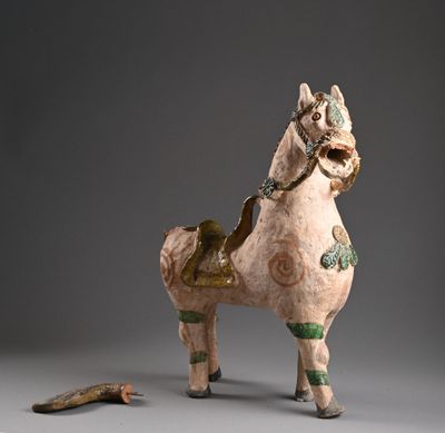 statue représentant un cheval et un poisson sur un fond gris