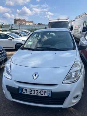 une voiture blanche garée dans un parking