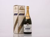 la bouteille de champagne est à côté de la boîte sur la table