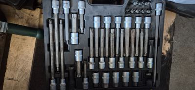 une boîte à outils contenant tout un tas d'outils