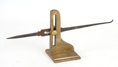 un petit objet métallique muni d'une longue lame