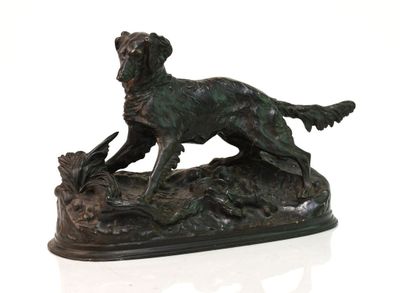 statue d'un chien posé sur un rocher, sur fond blanc