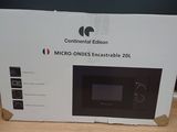 une boîte contenant un micro-ondes, posée sur une table