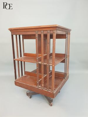 une vitrine ancienne en bois à trois étagères, montée sur roulettes