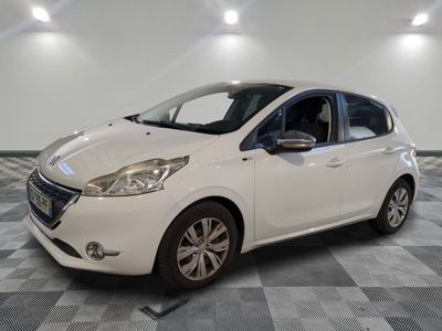 la photo d'une voiture blanche garée dans un garage