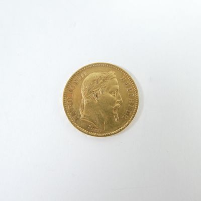 une image d'une pièce d'or sur une surface blanche