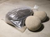 un sac de sable et deux balles par terre