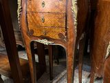une petite table en bois surmontée d'un tiroir