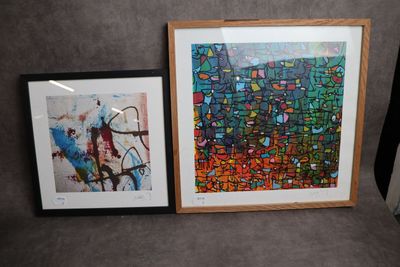 deux tableaux encadrés, de formes et de tailles différentes, posés sur un canapé