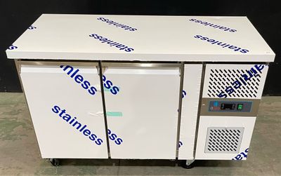 un congélateur posé sur une table