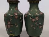 deux vases placés l'un à côté de l'autre