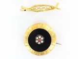 trois bijoux, dont une broche, une épingle et une broche