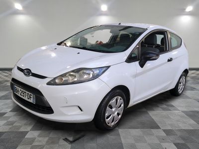 La Ford Fiesta blanche est garée sur un sol en carrelage à damier.