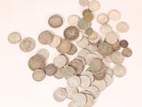 une pile de vieilles pièces de monnaie sur une surface blanche