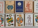 de nombreuses cartes à jouer disposées sur une table