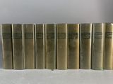 six livres sont alignés sur une surface blanche