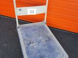 un chariot à bagages sur lequel figure un numéro