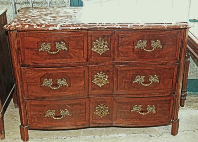 une commode en bois avec un plateau en marbre dans une chambre