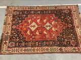 Un tapis oriental est posé sur le sol dans une pièce.