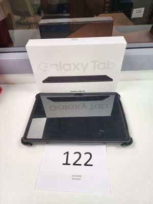 un gros plan d'une boîte posée sur une table, contenant un téléphone
