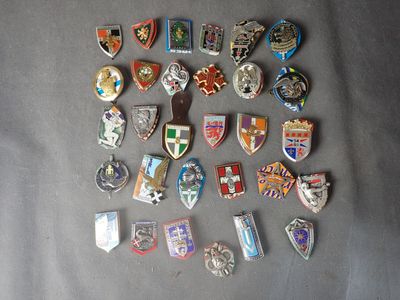 a lot of pins that are laying on a table