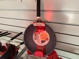 une poêle accrochée au mur d'un magasin