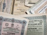 une pile de vieux billets empilés les uns sur les autres