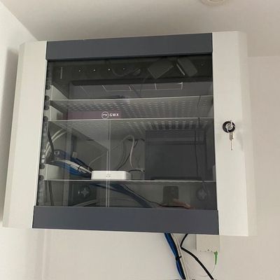 une photo d'une armoire remplie de câbles