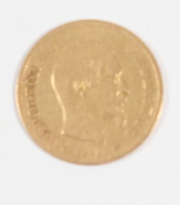 gros plan d'une pièce d'or sur une surface blanche