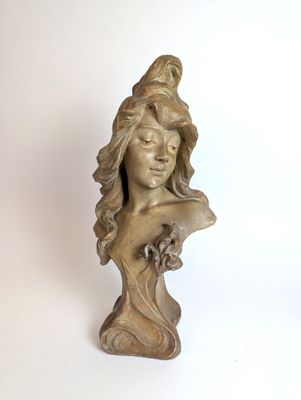 statue représentant une femme aux cheveux longs avec un oiseau sur la tête