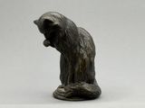 une statue représentant un ours assis par terre