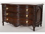 une commode ancienne avec un plateau en marbre et des poignées en laiton