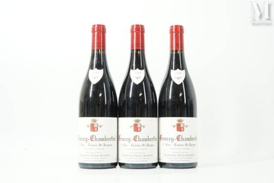 trois bouteilles de vin rouge posées sur une table blanche