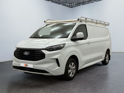 une camionnette blanche garée dans une grande pièce, avec une échelle sur le toit