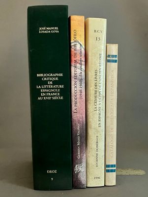 trois livres posés l'un à côté de l'autre sur une table