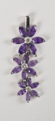 Pendentif orné de trois fleurs en dégradées et en lignées se…