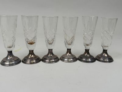 quatre verres à vin sont alignés sur une table