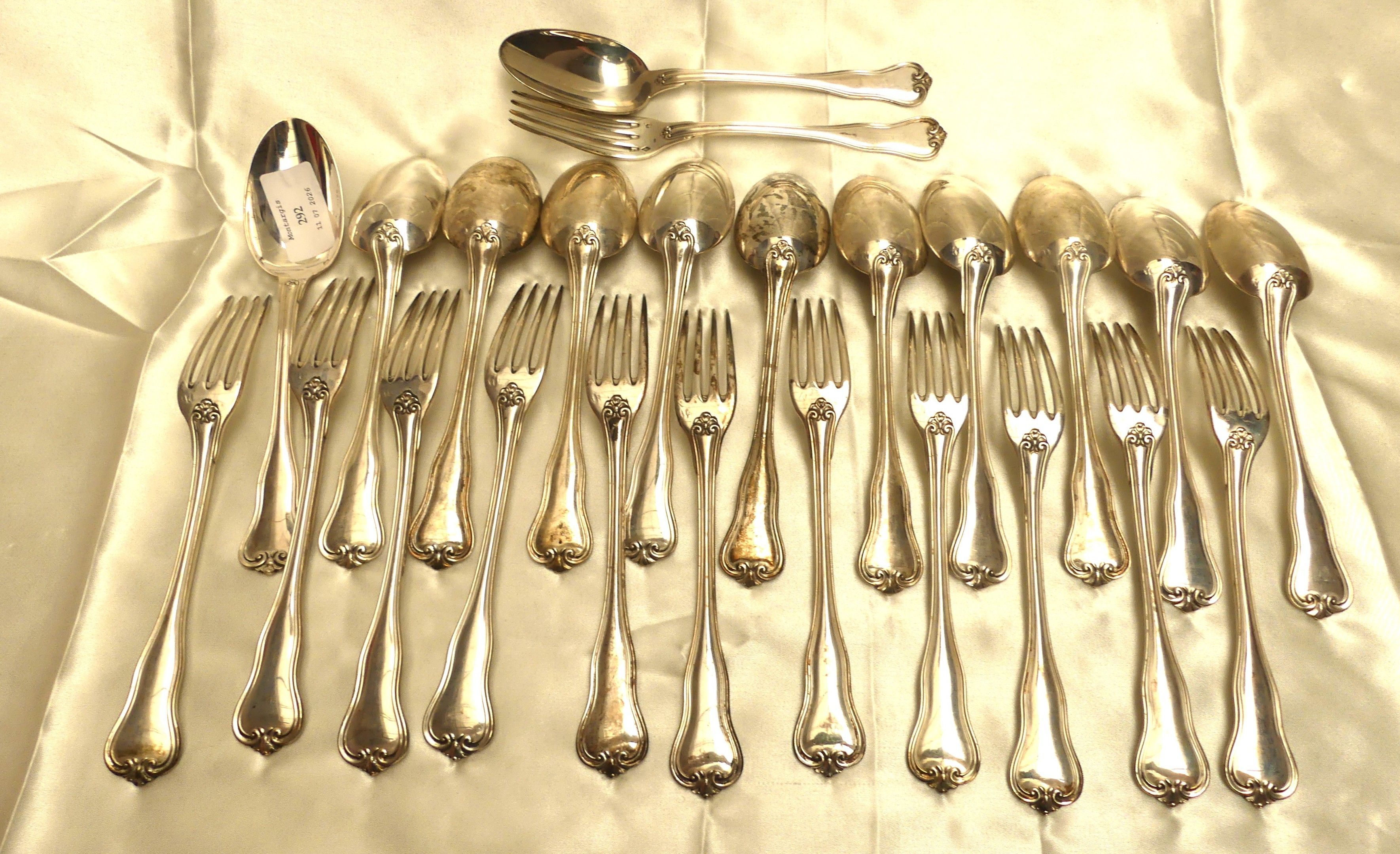 ARGENTERIE Ensemble de 12 couverts en argent (950/1000) modèle rocaille Poinçon Minerve ; P.O : H & Cie pour Hénin & ...