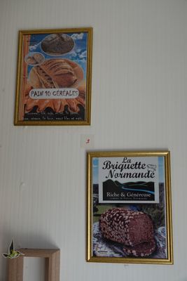 deux tableaux accrochés au mur au-dessus d'une table sur laquelle se trouve un gâteau