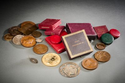 une pile de pièces et un livre posés sur une table
