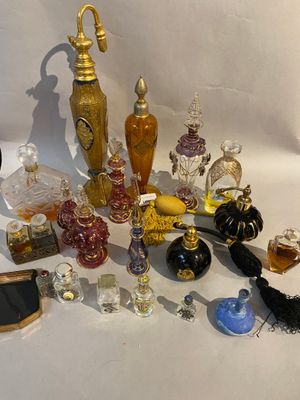 a lot of glass items that are on the table
